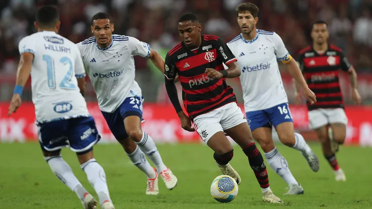 Lorran carrega a bola cercado de jogadores, em Flamengo x Cruzeiro, no Maracanã. Foto: Wagner Meier/Getty Images)