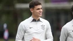 Volante durante treino no CT Joaquim Grava