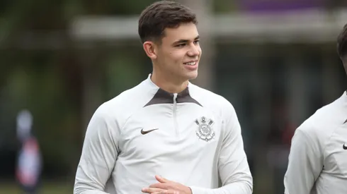 Volante durante treino no CT Joaquim Grava