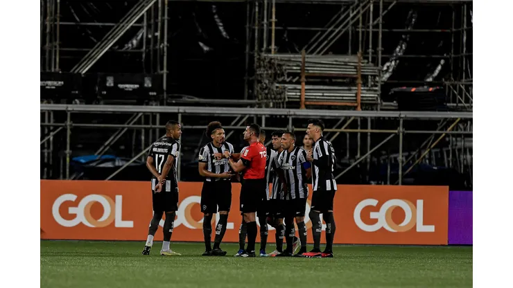 Expulsão de Adryelson diante do Palmeiras em 2023 ainda rende críticas no Botafogo.