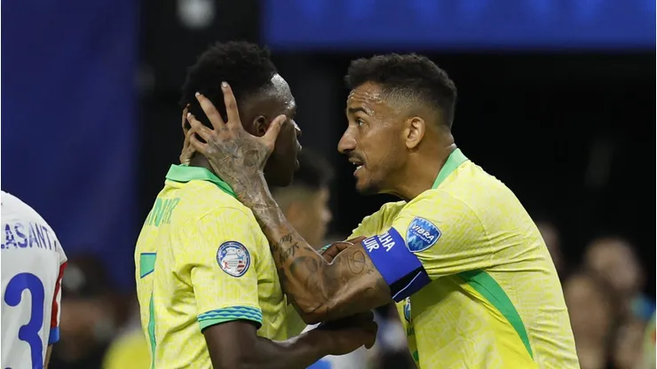 Vini Junior e Danilo comemoram gol pela Seleção. (Photo by Kevork Djansezian/Getty Images)