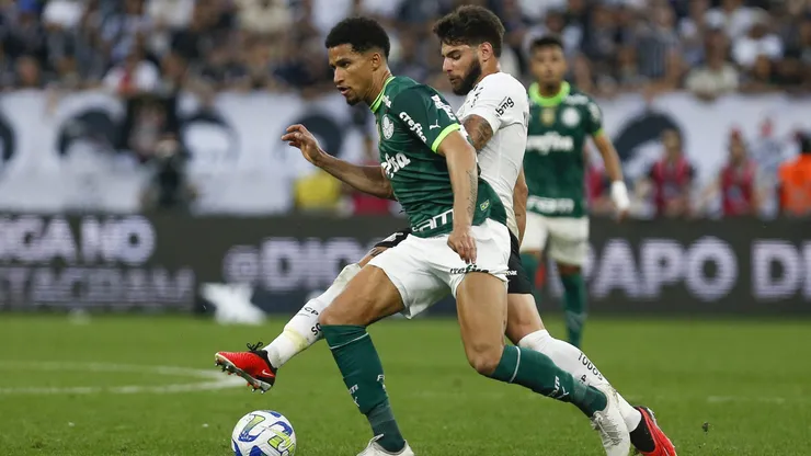Palmeiras e Corinthians se enfrentando pelo Campeonato Brasileiro de 2023. Foto: Ricardo Moreira/Getty Images.