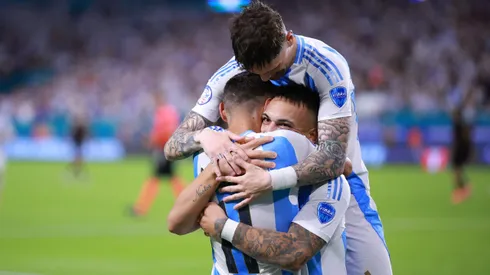 Seleção Argentina comemorando gol contra Peru. (Photo by Hector Vivas/Getty Images)