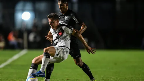 Lucas Piton jogador do Vasco disputa lance com Damian Suarez jogador do Botafogo durante partida. Foto: Thiago Ribeiro/AGIF