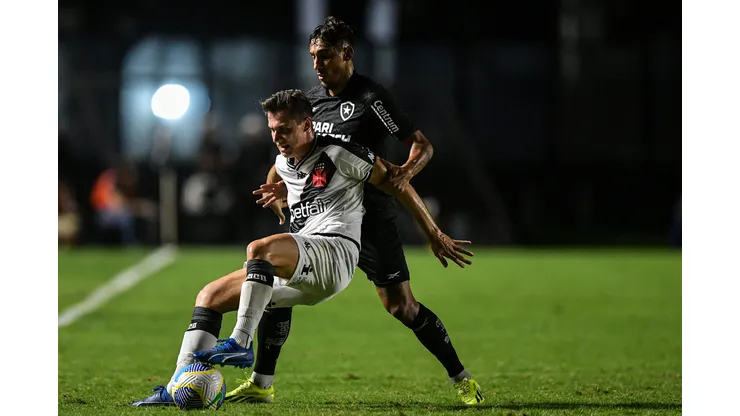 Lucas Piton jogador do Vasco disputa lance com Damian Suarez jogador do Botafogo durante partida. Foto: Thiago Ribeiro/AGIF