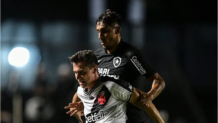 Lucas Piton em dividida contra o Botafogo. Foto: Thiago Ribeiro/AGIF