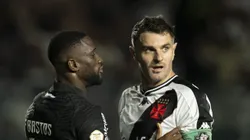 Bastos e Vegetti em partida entre Vasco x Botafogo pelo Campeonato Brasileiro