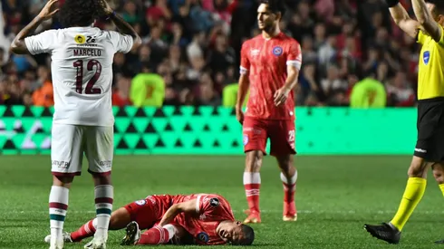 Marcelo jogador do Fluminense comete falta e receber cartao vermelho durante partida contra o Argentinos Juniors no estadio Diego Armando Maradona pelo campeonato Libertadores 2023. Foto: Fotobairesarg/AGIF