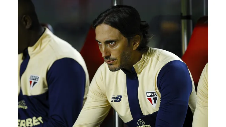 Luís Zubeldía prepara time contra o Bahia.