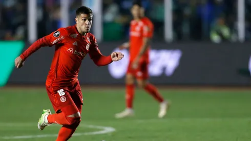 Lateral-direito negocia com a diretoria. Gaston Brito Miserocchi/Getty Images.