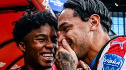 Endrick e Gómez conversam antes de Brasil x Paraguai pela Copa América - Foto: Reprodução/X Copa América