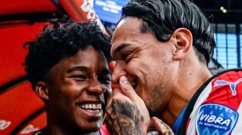 Endrick e Gómez conversam antes de Brasil x Paraguai pela Copa América - Foto: Reprodução/X Copa América