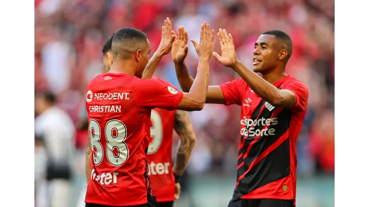 Vitória e Athletico-PR, ambos pressionados no Brasileirão, se enfrentam.