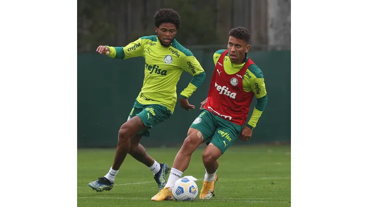 Luiz Adriano (à esquerda) abriu conversas com Santos a pedido de Carille