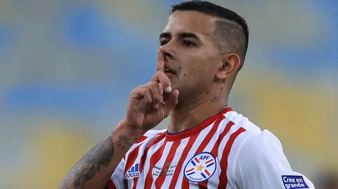 Derlis González (foto), ex-Santos, atua junto de Juan Espínola, curiosamente novo alvo do Peixe