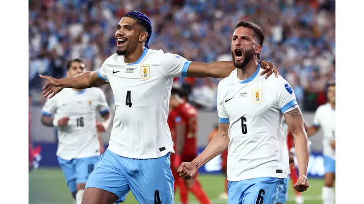 Rodrigo Bentancur e Ronald Araujo comemorando gol do Uruguai pela Copa América junto. (Foto de Tim Nwachukwu/Getty Images)
