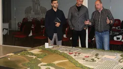 Alessandro Barcellos apresenta o projeto do CT de Guaíba, na maquete, a Edu Gaspar