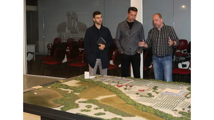 Alessandro Barcellos apresenta o projeto do CT de Guaíba, na maquete, a Edu Gaspar