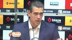 Pauo Bracks em apresentação na Vila Belmiro