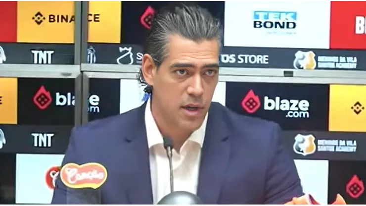 Pauo Bracks em apresentação na Vila Belmiro