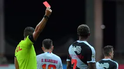 BA - SALVADOR - 26/06/2024 - BRASILEIRO A 2024, BAHIA X VASCO - David, jogador do Vasco recebe cartao vermelho do arbitro Joao Vitor Godi, durante partida contra o Bahia no estadio Arena Fonte Nova pelo campeonato Brasileiro A 2024. `