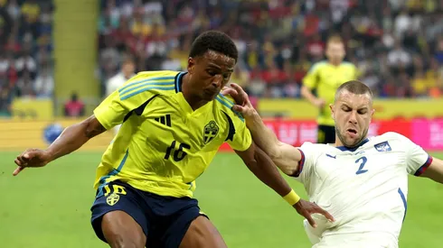 Niclas Eliasson, atacante do AEK Atenas, pela Seleção da Suécia - Foto: Linnea Rheborg/Getty Images