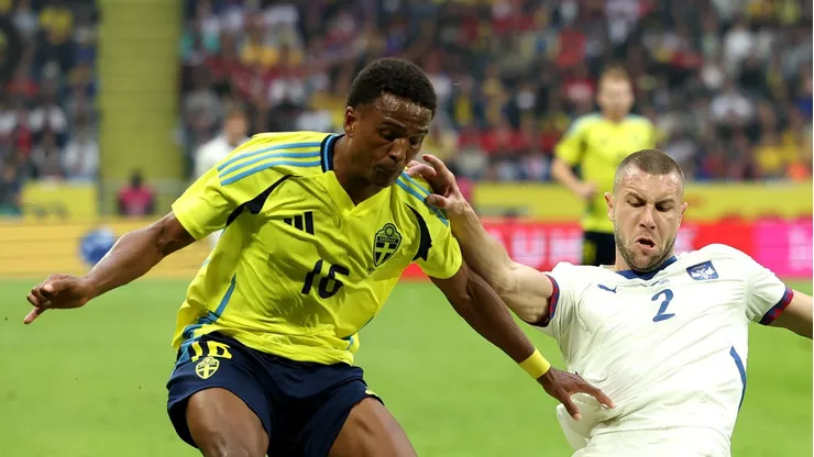 Niclas Eliasson, atacante do AEK Atenas, pela Seleção da Suécia - Foto: Linnea Rheborg/Getty Images