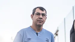 Carille durante a chegada em Mirasso. Foto: Raul Baretta/ Santos FC.