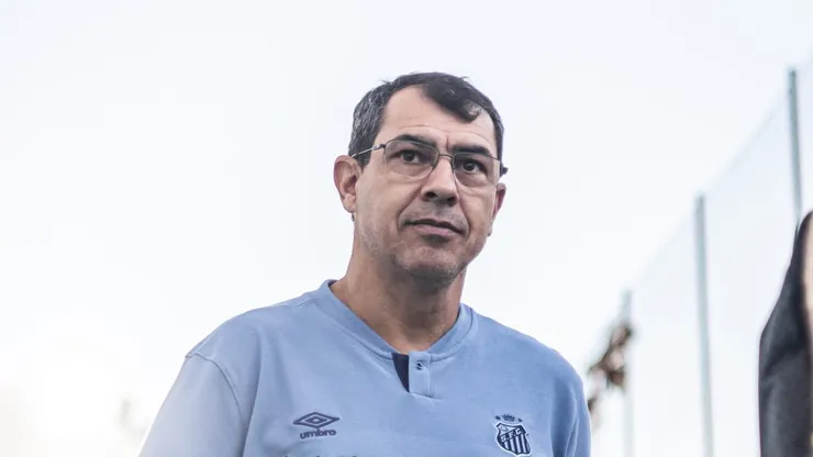 Carille durante a chegada em Mirasso. Foto: Raul Baretta/ Santos FC.