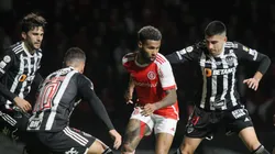 SC - CRICIUMA - 26/06/2024 - BRASILEIRO A 2024, INTERNACIONAL X ATLETICO-MG - Wesley jogador do Internacional disputa lance com Battaglia jogador do Atletico-MG durante partida no estadio Heriberto Hulse pelo campeonato Brasileiro A 2024. Foto: Lucas Gabriel Cardoso/AGIF