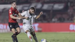 GO - GOIANIA - 26/06/2024 - BRASILEIRO A 2024, ATLETICO-GO X GREMIO - jogador do Atletico-GO disputa lance com Pepe jogador do Gremio durante partida no estadio Antonio Accioly pelo campeonato Brasileiro A 2024. Foto: Heber Gomes/AGIF