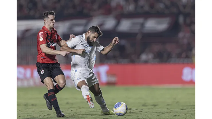 GO - GOIANIA - 26/06/2024 - BRASILEIRO A 2024, ATLETICO-GO X GREMIO - jogador do Atletico-GO disputa lance com Pepe jogador do Gremio durante partida no estadio Antonio Accioly pelo campeonato Brasileiro A 2024. Foto: Heber Gomes/AGIF