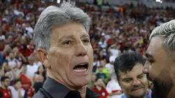 Renato abraça Gabigol antes de partida do Brasileirão. Torcida gremista quer contratação do atacante.