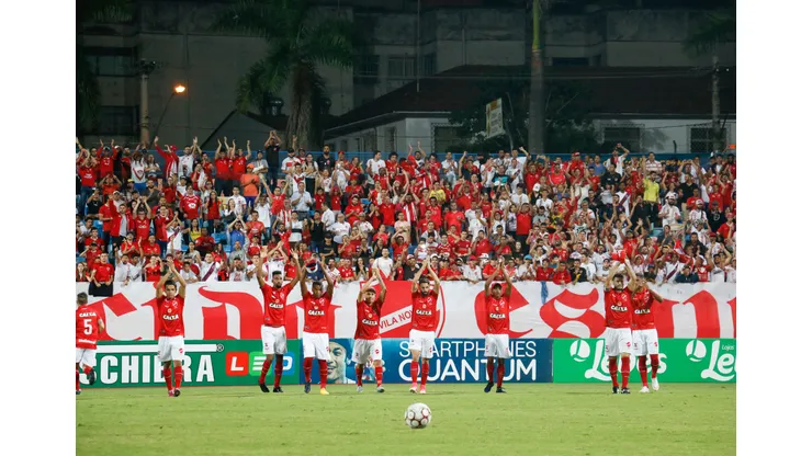 Coritiba e Vila Nova duelam mirando o G-4.