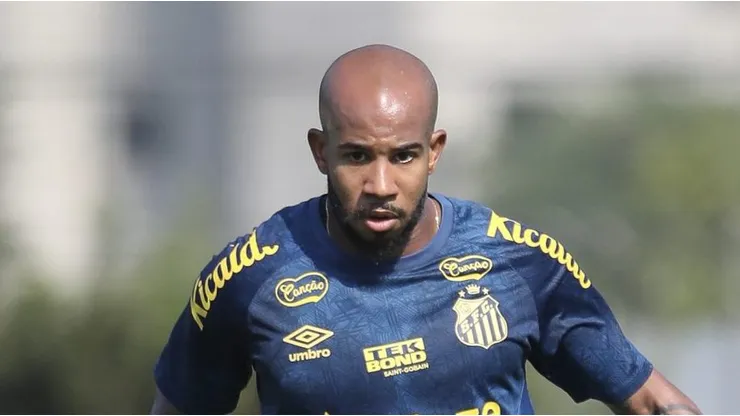 Patrick durante treinamento. Torcida perde a paciência com o volante.