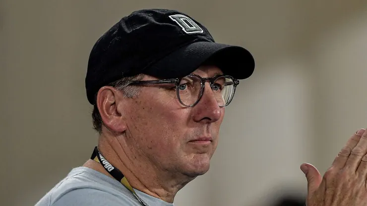 RJ - RIO DE JANEIRO - 01/11/2023 - BRASILEIRO A 2023, BOTAFOGO X PALMEIRAS - Jhon Textor dono do Botafogo durante partida contra o Palmeiras no estadio Engenhao pelo campeonato Brasileiro A 2023.