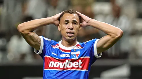 Breno Lopes em ação contra o Galo. Foto: Gilson Lobo/AGIF