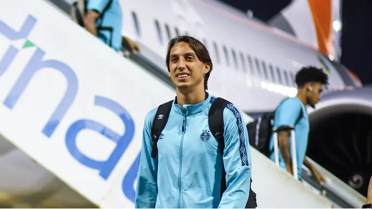 Geromel em desembarque com a camisa do Grêmio. Foto: Lucas Uebel/Grêmio FBPA