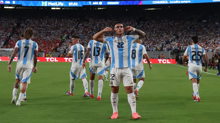 Lautaro Martínez faz o gol da vitória da Argentina diante do Chile. (Photo by Rob Carr/Getty Images)