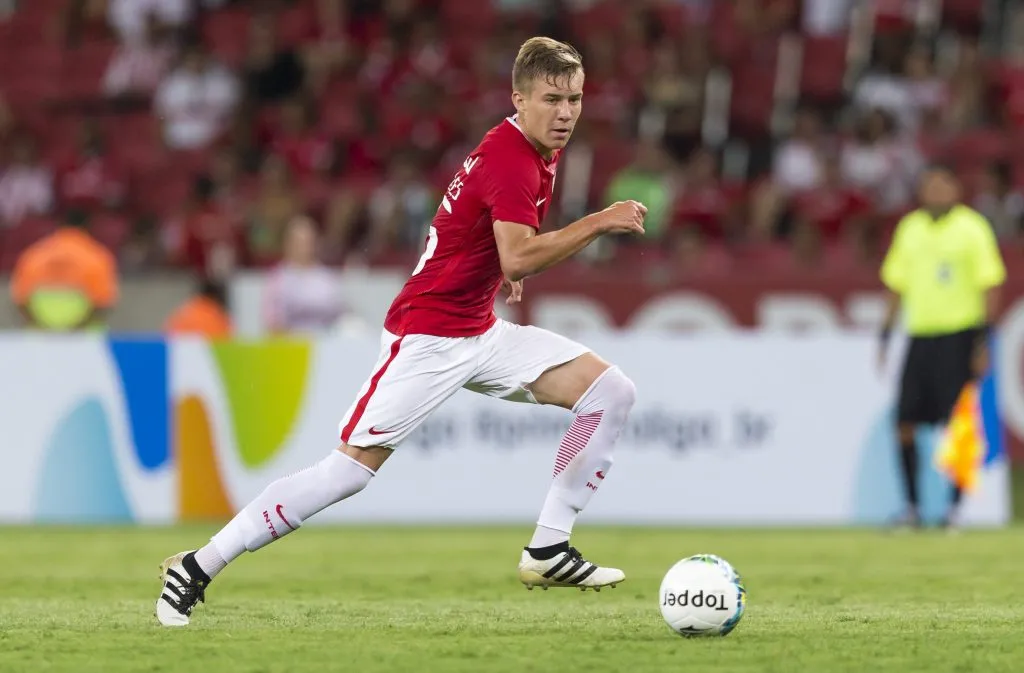 No Brasil, Charles defendeu clubes como o Internacional antes de mudar-se para a Europa – Foto: Jeferson Guareze/AGIF