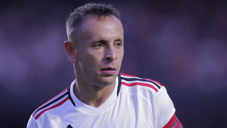 Rafinha jogador do Sao Paulo durante partida contra o Santos no estadio Morumbi pelo campeonato Brasileiro A 2023. Foto: Ettore Chiereguini/AGIF
