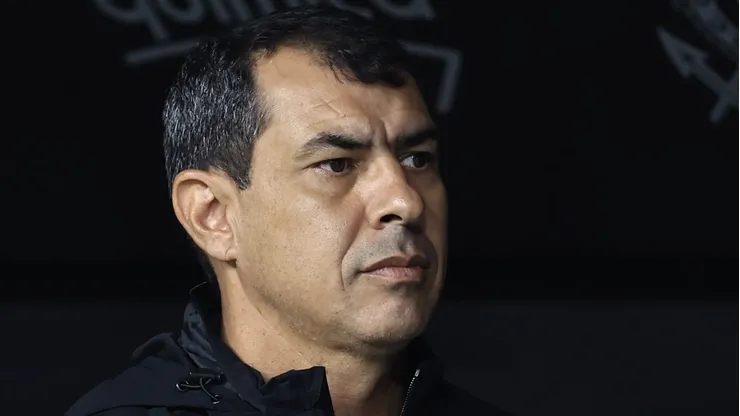 Fábio Carille durante partida contra o Bragantino. Treinador é alvo do Timão.