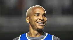 Deyverson durante jogo contra o Santos. Centroavante está na mira do Imortal.