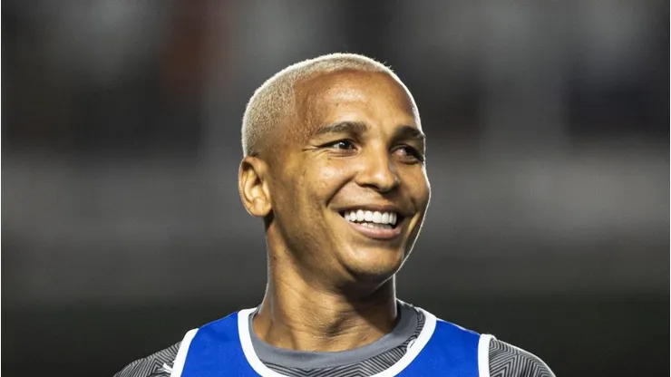 Deyverson durante jogo contra o Santos. Centroavante está na mira do Imortal.