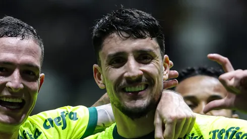 Piquerez comemora gol contra o Atlético-MG. Lateral permanece no Verdão.