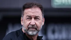 Augusto Melo antes da partida entre Corinthians e Cruzeiro. Dirigente sofre dificuldades no mercado da bola.