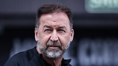 Augusto Melo antes da partida entre Corinthians e Cruzeiro. Dirigente sofre dificuldades no mercado da bola.