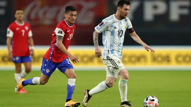 Chile e Argentina se enfrentam nesta terça-feira (25) pela Copa América. (Photo by Agustin Marcarian - Pool/Getty Images)