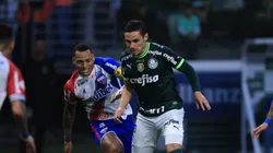 Raphael Veiga pelo Palmeiras em partida diante do Fortaleza. Foto: Ettore Chiereguini/AGIF