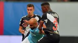 Thaciano e Léo Pelé disputam a bola em partida entre Bahia e Vasco. Foto: Walmir Cirne/AGIF